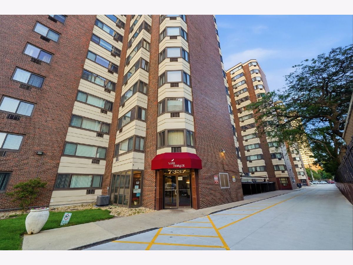 Condominiums For Sale Lake Terrace Condominiums Chicago Illinois, 7337 South Shore Drive