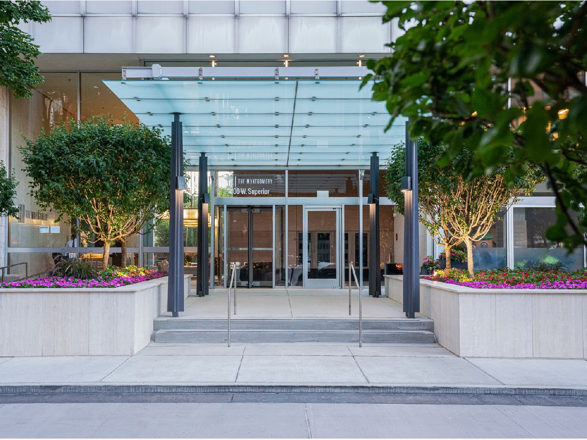 Condominiums For Sale Montgomery Chicago Illinois, 500 Superior Street
