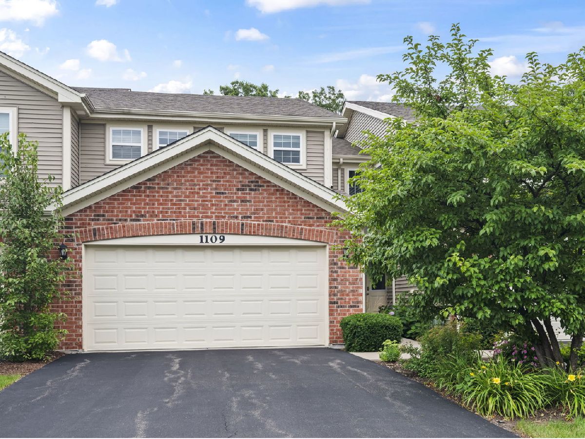 Townhomes For Sale West Lake Cary Illinois, 1109 Westlake Drive