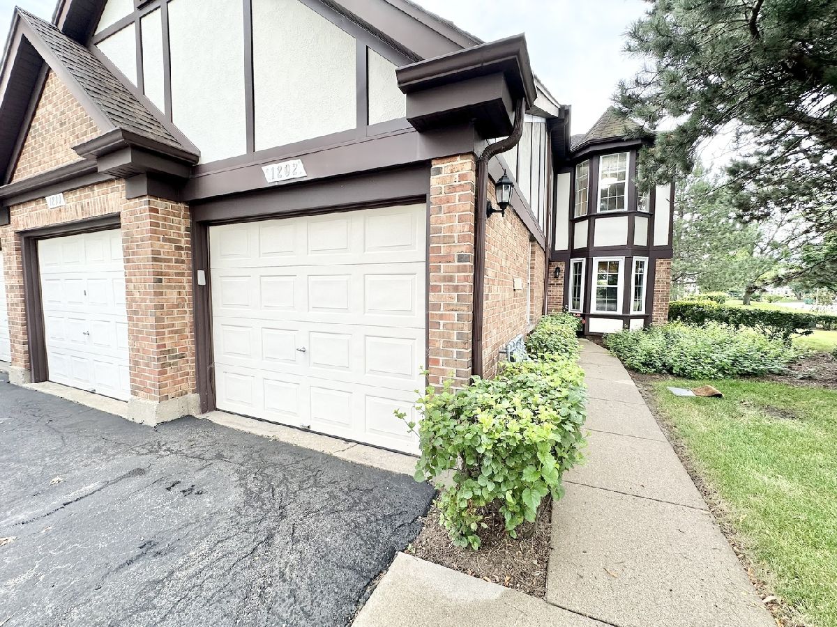 Homes & Townhomes & Condos For Rent Old Farm Village Buffalo Grove Illinois, 1202 Clearview
