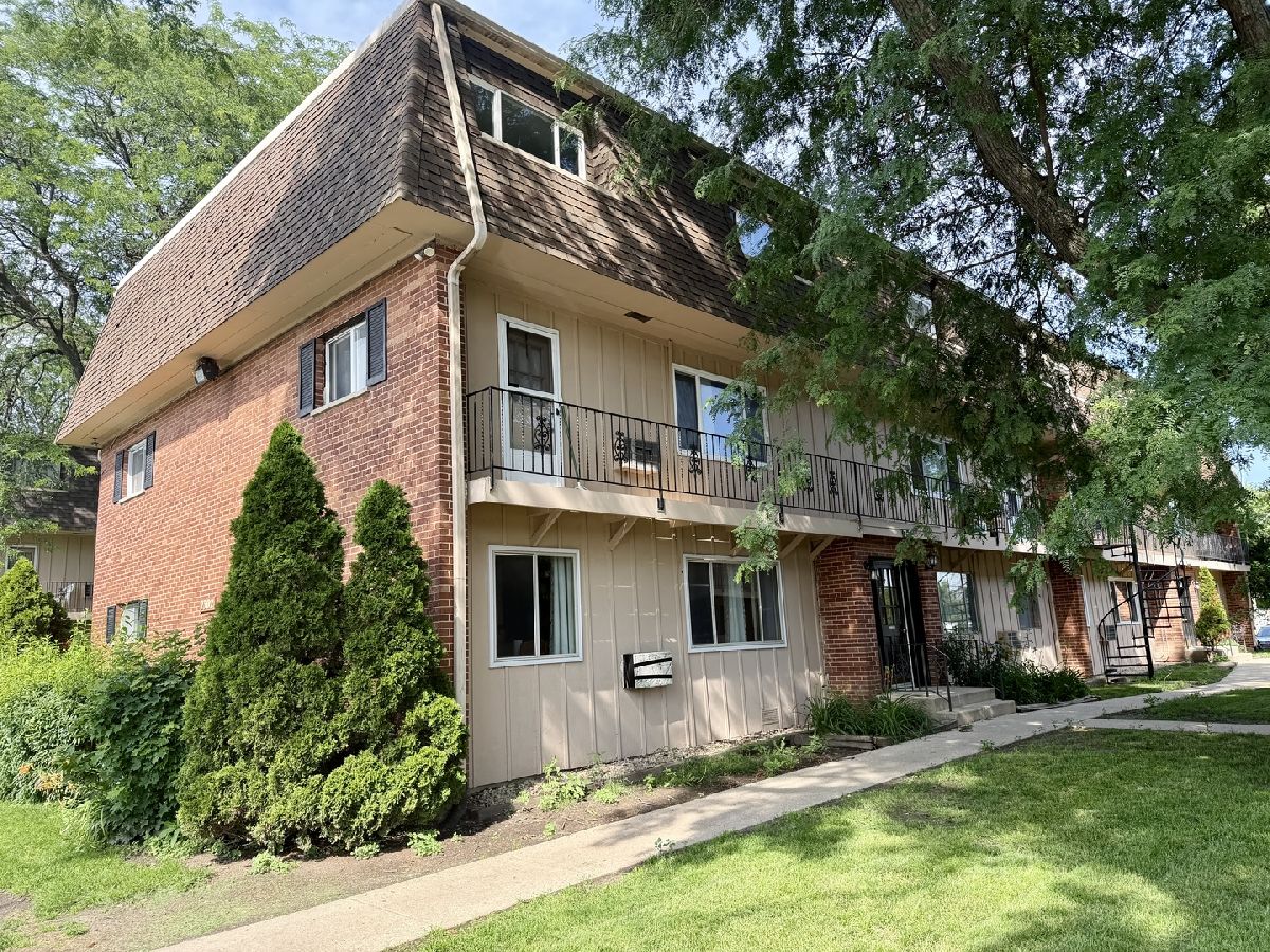 Condominiums For Sale Coach Light Rolling Meadows Illinois, 2302 Algonquin Road