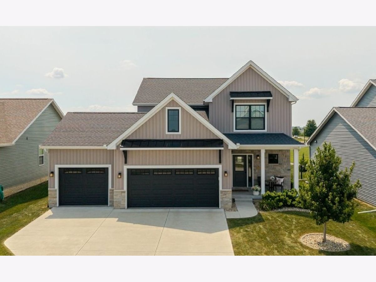 Homes & Condos & Townhomes For Sale Grove On Kickapoo Creek Bloomington Illinois, 1505 Lincoln Park Drive