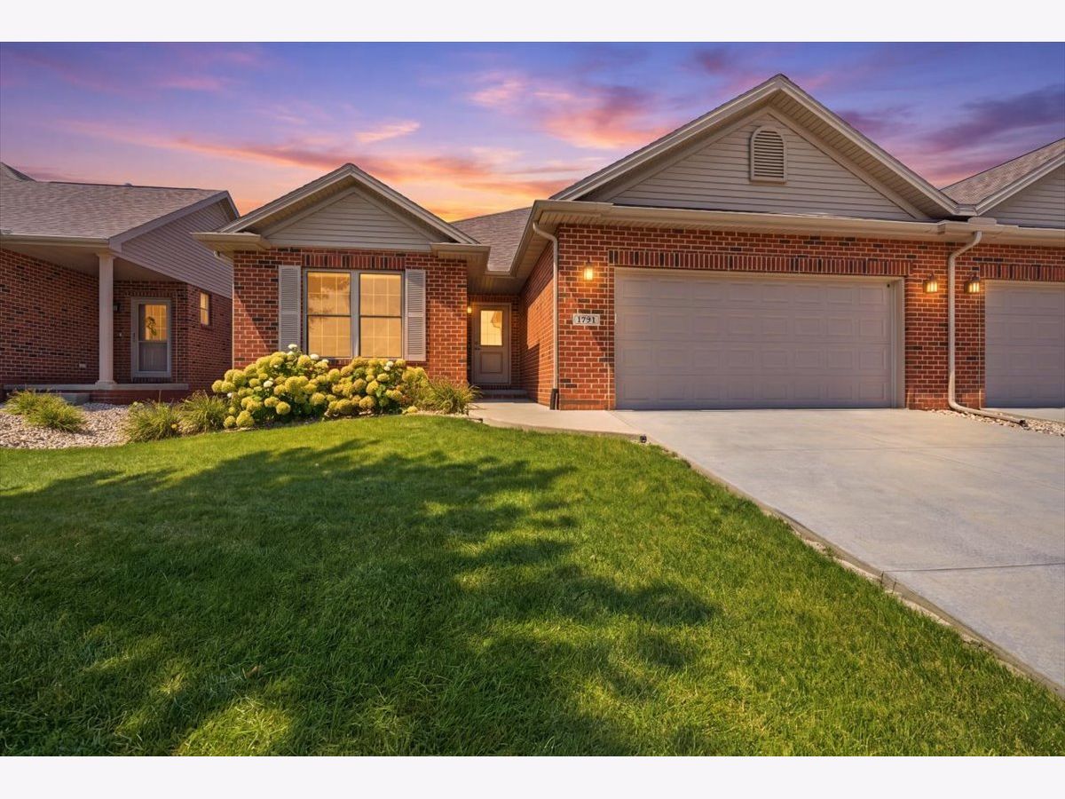 Condos & Townhomes For Sale Evergreen Village Normal Illinois, 1771 Lacebark Way