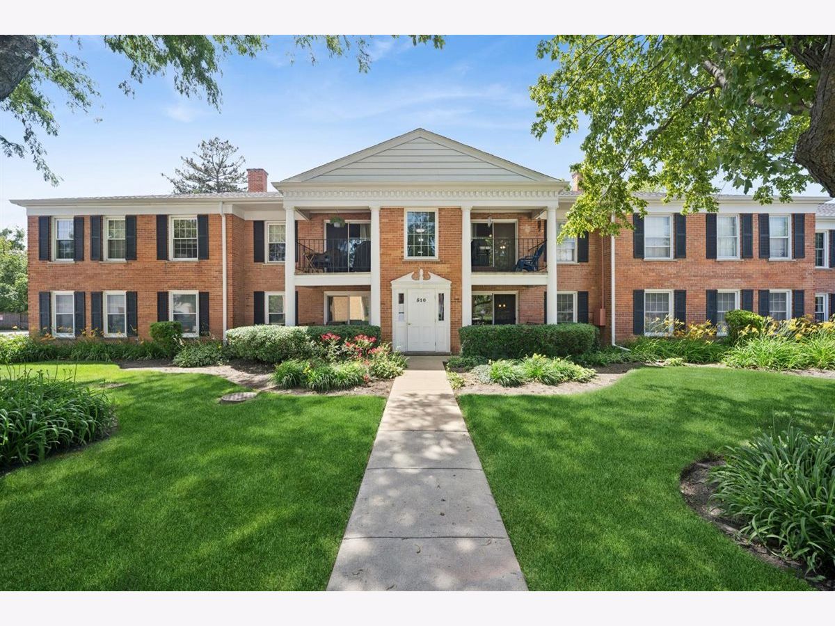 Condos & Townhomes For Sale Shorely Woods Barrington Illinois, 510 Shorely Drive