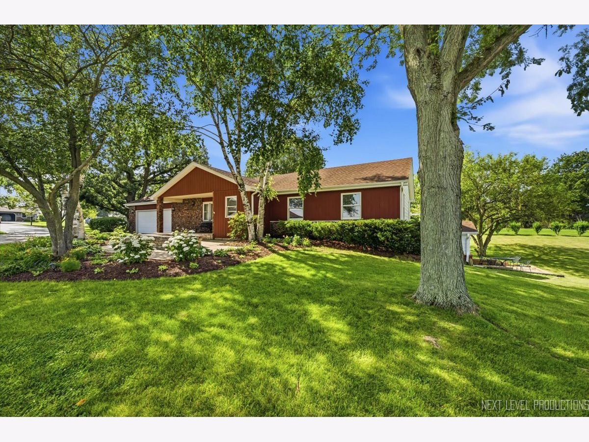  For Sale Hampshire Illinois, 17N228 Oak Grove Drive