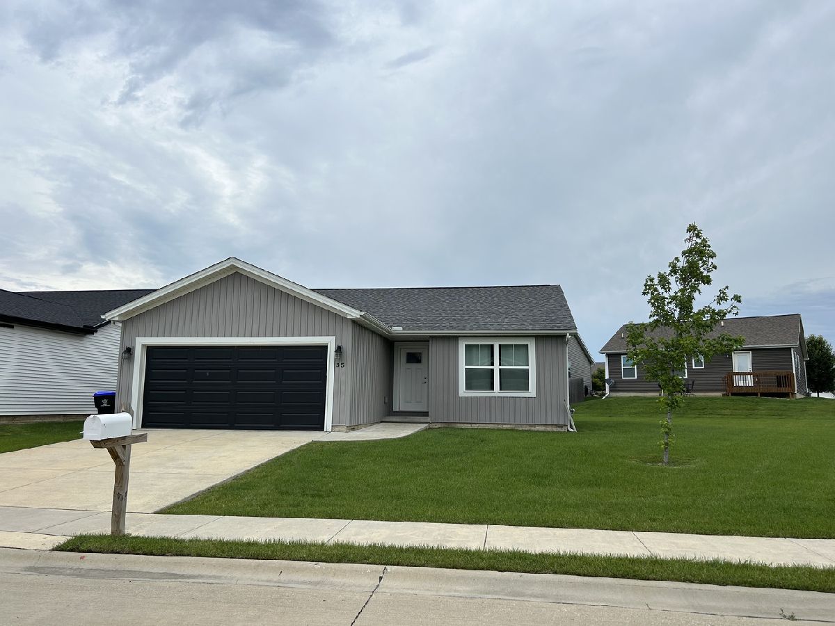 Homes & Condos & Townhomes Rented Fox Creek Village Bloomington Illinois, 35 Winding