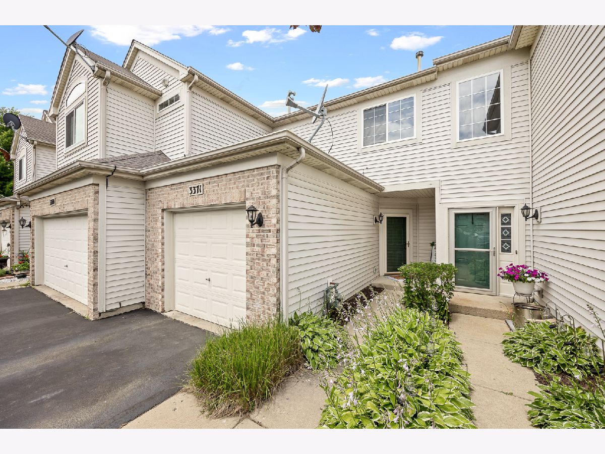 Townhomes & Condos & Homes For Sale Shenandoah Carpentersville Illinois, 3371 Blue Ridge Drive