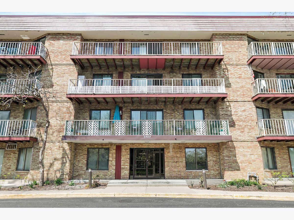 Condominiums For Sale Saratoga Rolling Meadows Illinois, 5400 Astor Lane
