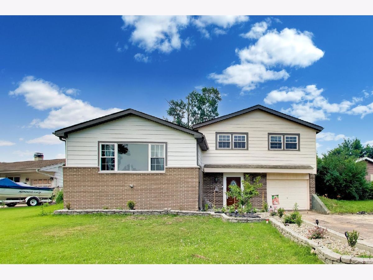 For Sale Hickory Hills Illinois, 9007 92nd Street