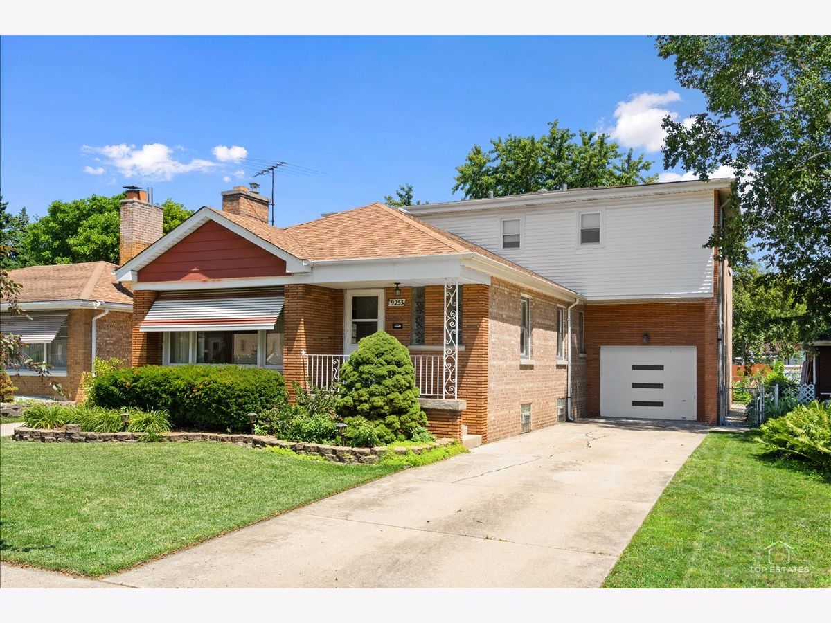  For Sale Evergreen Park Illinois, 9253 Sacramento Avenue