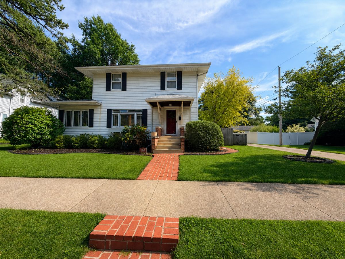 Homes & Condos & Townhomes For Sale Founders Grove Bloomington Illinois, 1605 Taylor Street