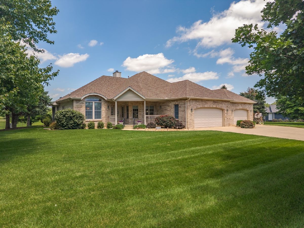  For Sale El Paso Illinois, 581 Fairway Drive