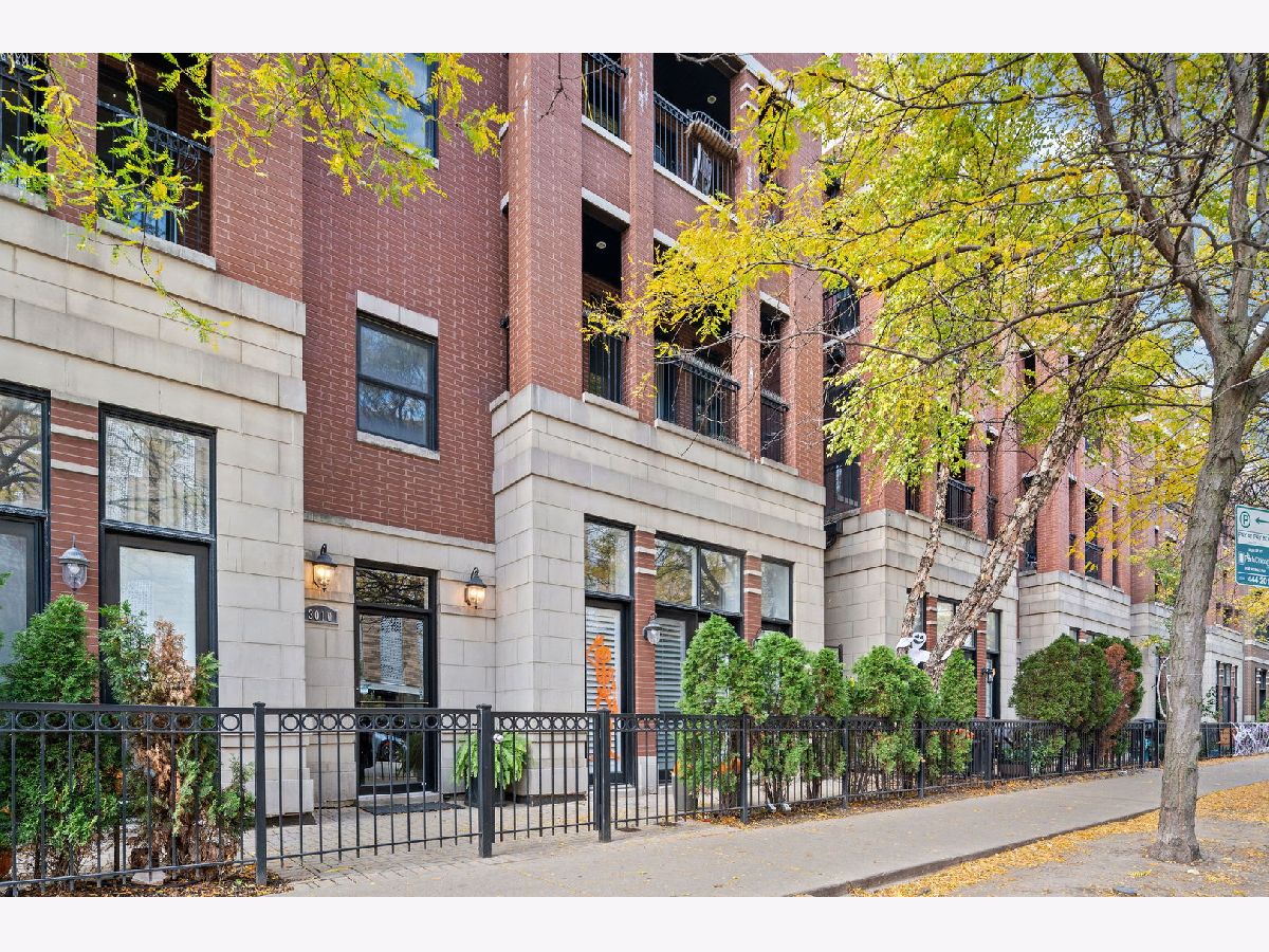  For Sale Chicago Illinois, 3010 Sheffield Avenue
