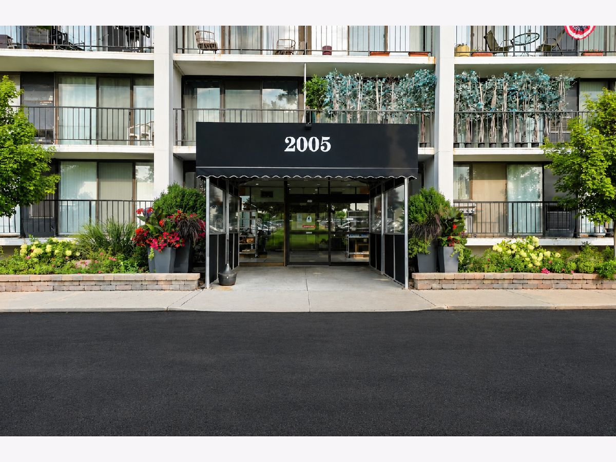 Condominiums For Sale Cove Landing Lombard Illinois, 2005 Finley Road