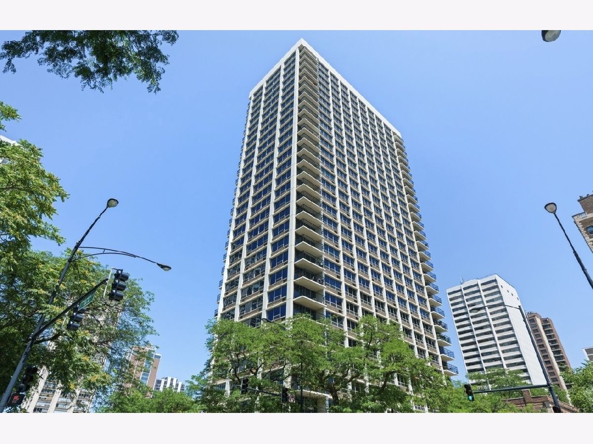 Condominiums For Sale Lowell House Chicago Illinois, 88 Schiller Street