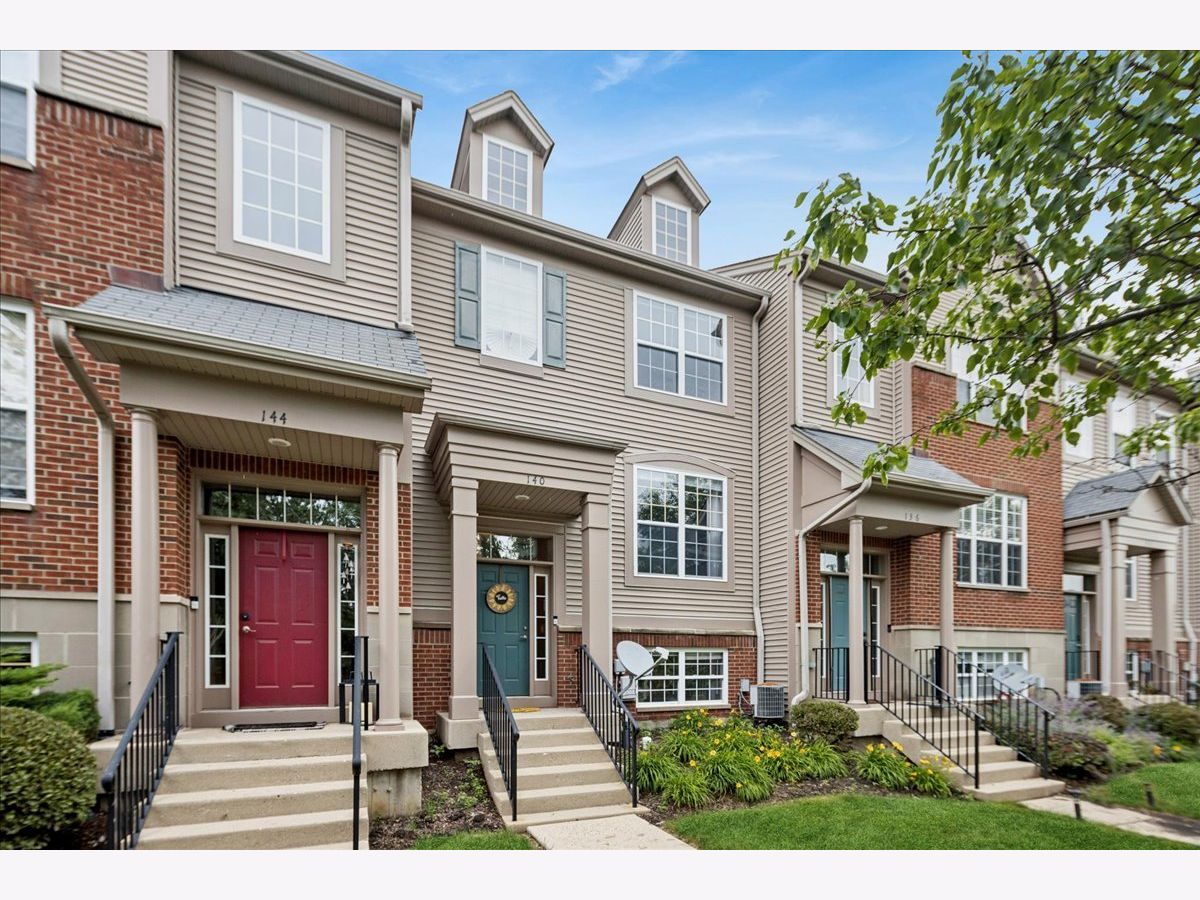 Townhomes & Condos For Sale Village Station Grayslake Illinois, 140 Station Park Circle