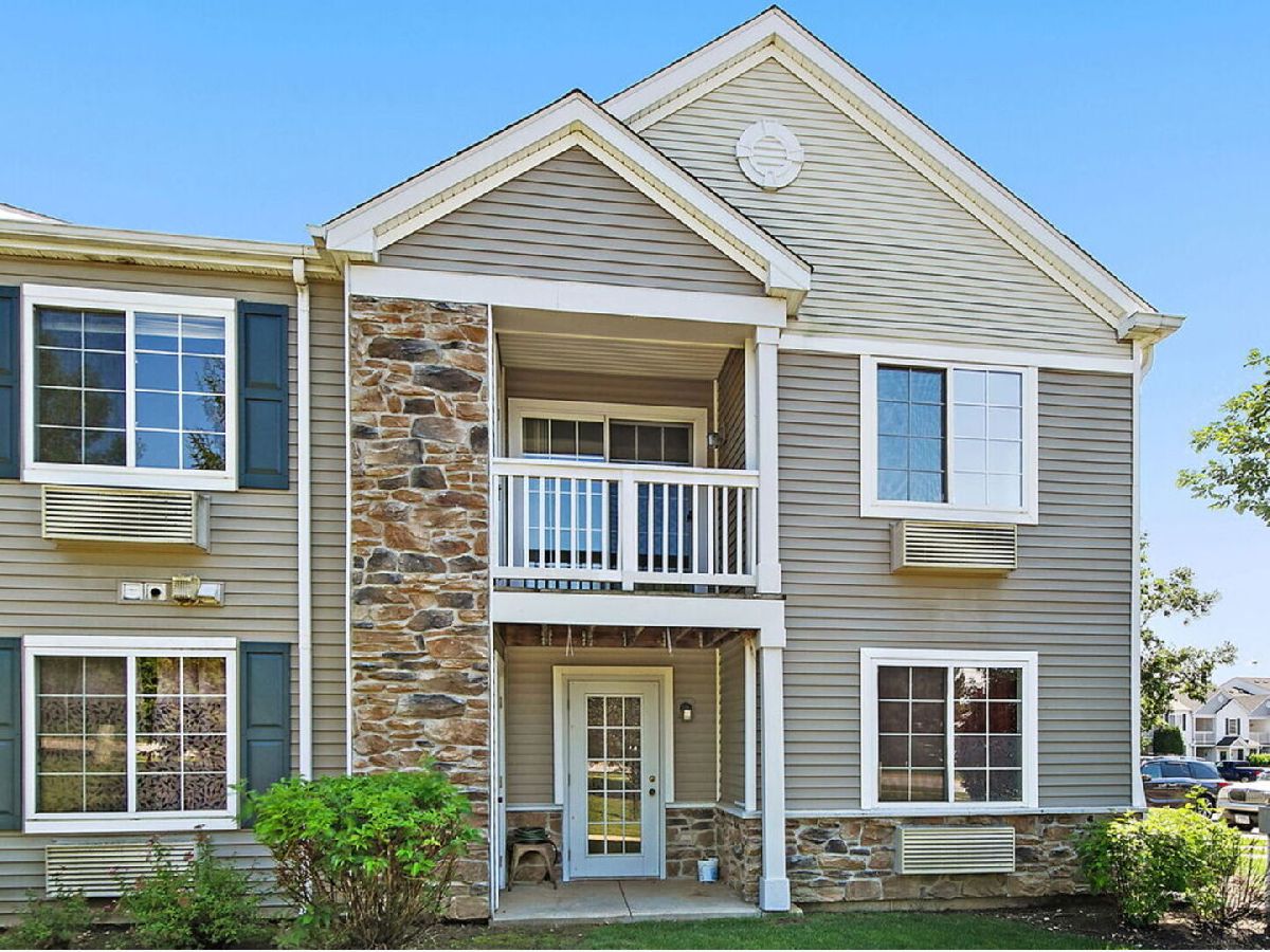  For Sale Carpentersville Illinois, 131 Silverstone Drive