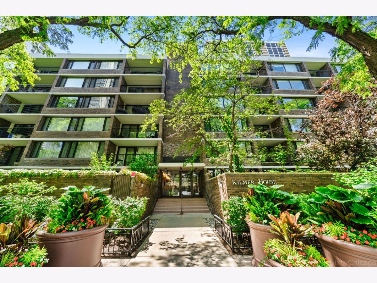 Condos & Townhomes For Sale Sandburg Village Chicago Illinois, 1555 Sandburg Terrace