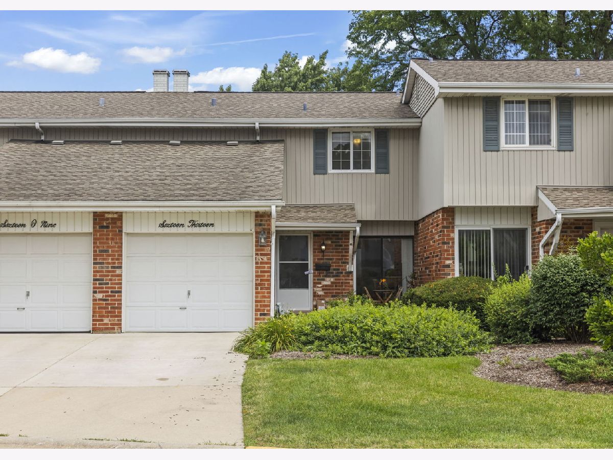 Homes & Townhomes & Condos For Sale Briarcliffe Wheaton Illinois, 1613 Groton Court
