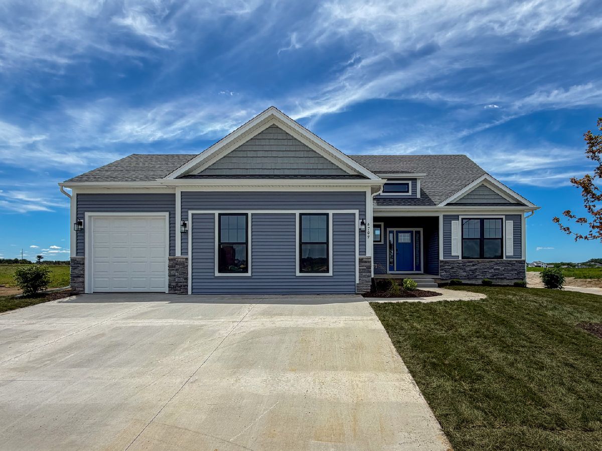 Homes For Sale Hope Heights Bettendorf Iowa, 6709 Faiths Way