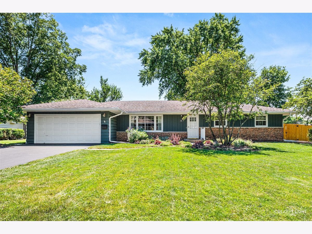  For Sale North Aurora Illinois, 210 Briar Lane