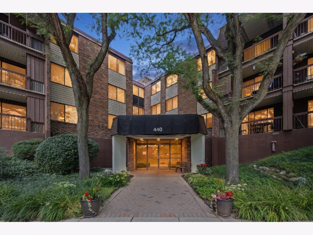 Condominiums & Homes For Sale Raintree Glen Ellyn Illinois, 440 Raintree Court