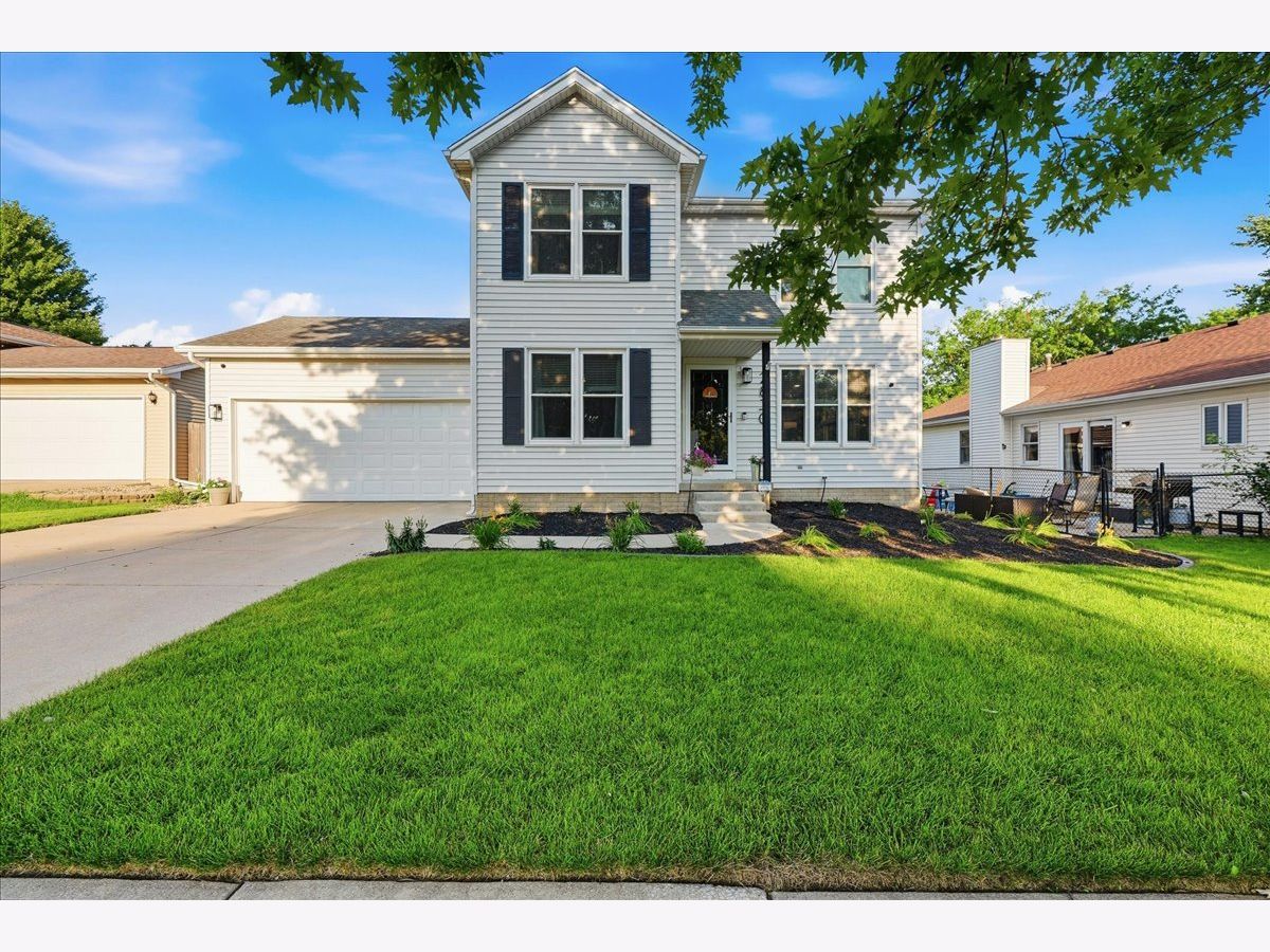 Homes & Condos & Townhomes For Sale Pepper Ridge Bloomington Illinois, 2830 Rocksbury Drive