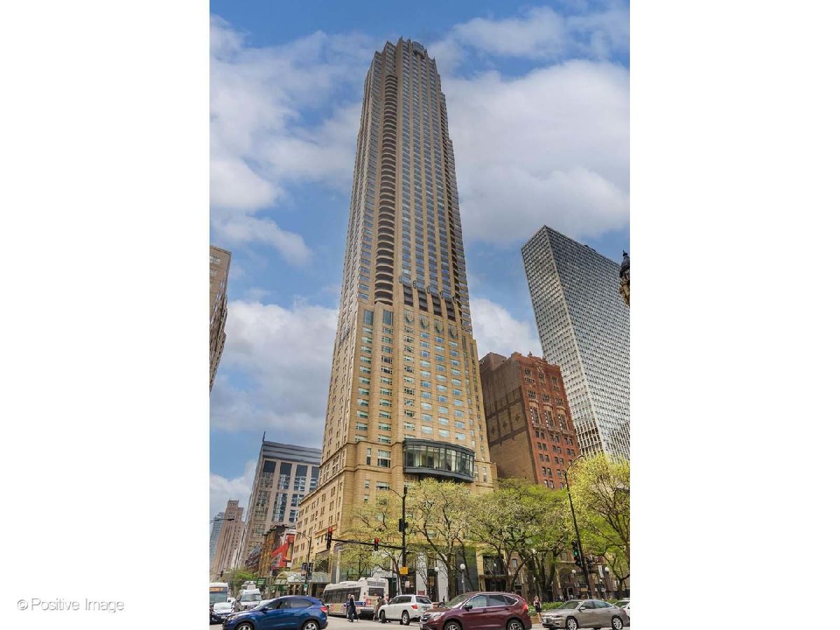 Condominiums For Sale Park Tower Chicago Illinois, 800 Michigan Avenue