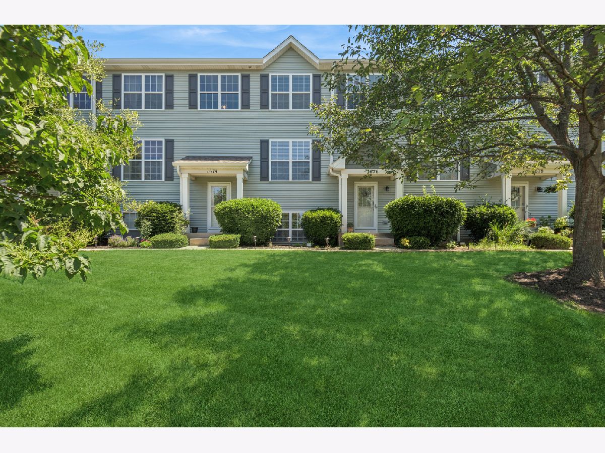 Townhomes & Condos For Sale Heron Bay Round Lake Illinois, 1674 Turtle Creek Lane