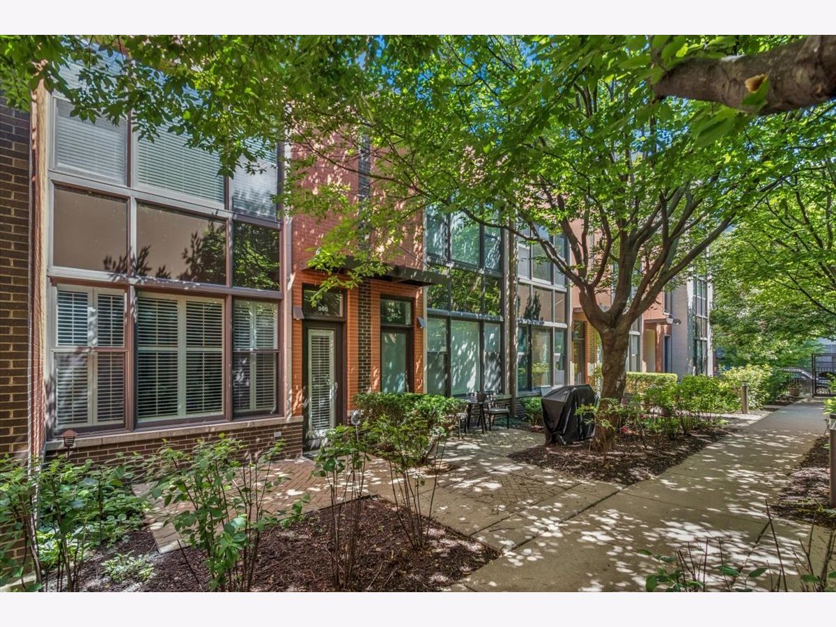 Townhomes & Condos For Rent River Village Chicago Illinois, 960 Crosby