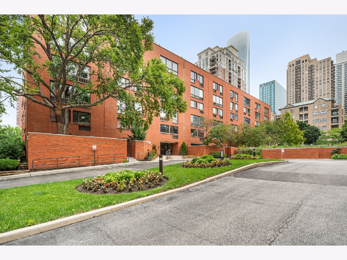Condos & Townhomes & Homes Sold Dearborn Park Chicago Illinois