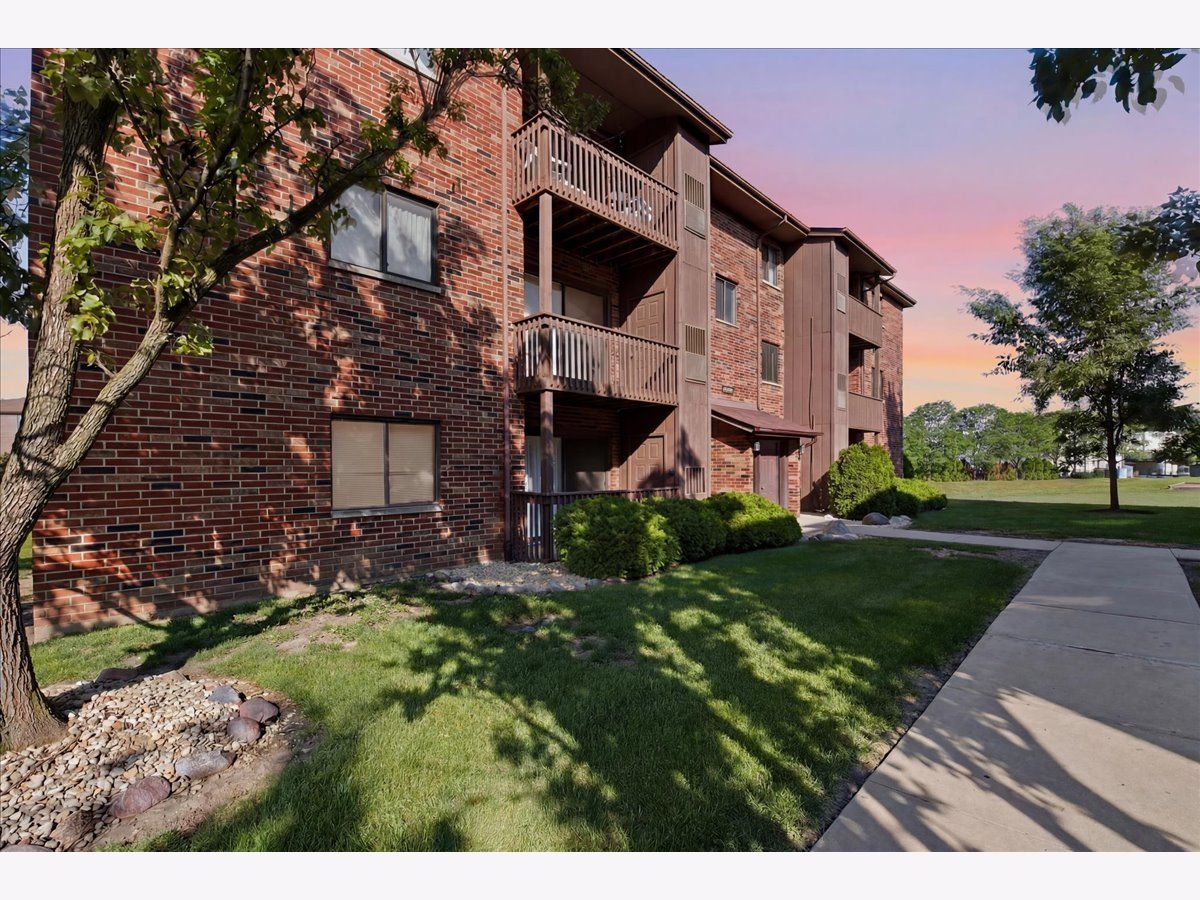 Condominiums For Sale Shibui Oak Forest Illinois, 15805 Peggy Lane