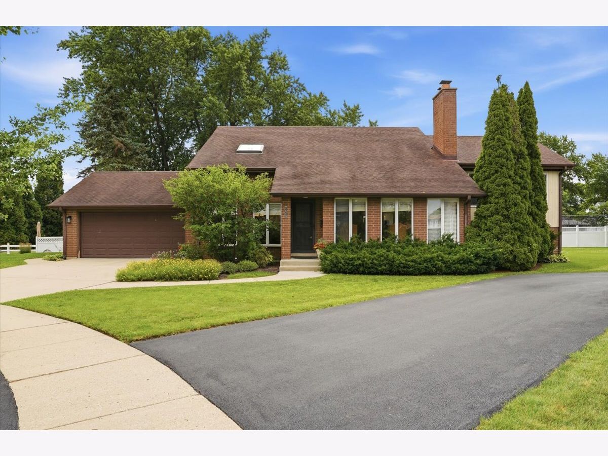 Homes For Sale Courts Of Russetwood Arlington Heights Illinois, 1615 Dale Avenue