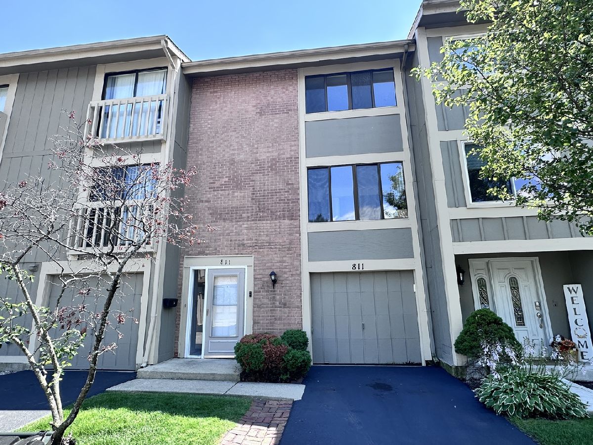 Townhomes & Condos & Homes For Sale The Trails Roselle Illinois, 811 Shawnee Trail