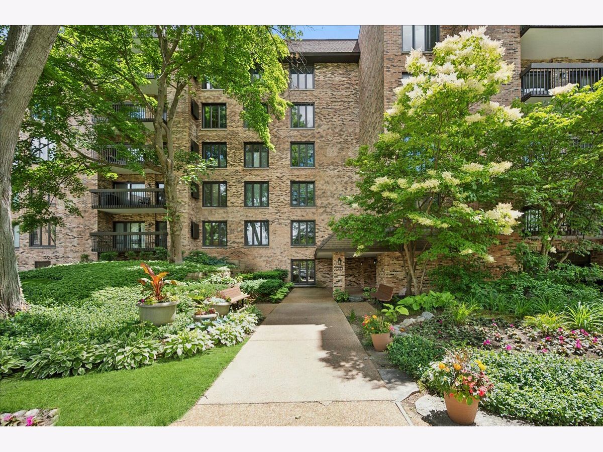 Condos & Townhomes & Homes For Sale Mission Hills Northbrook Illinois, 3741 Mission Hills Road