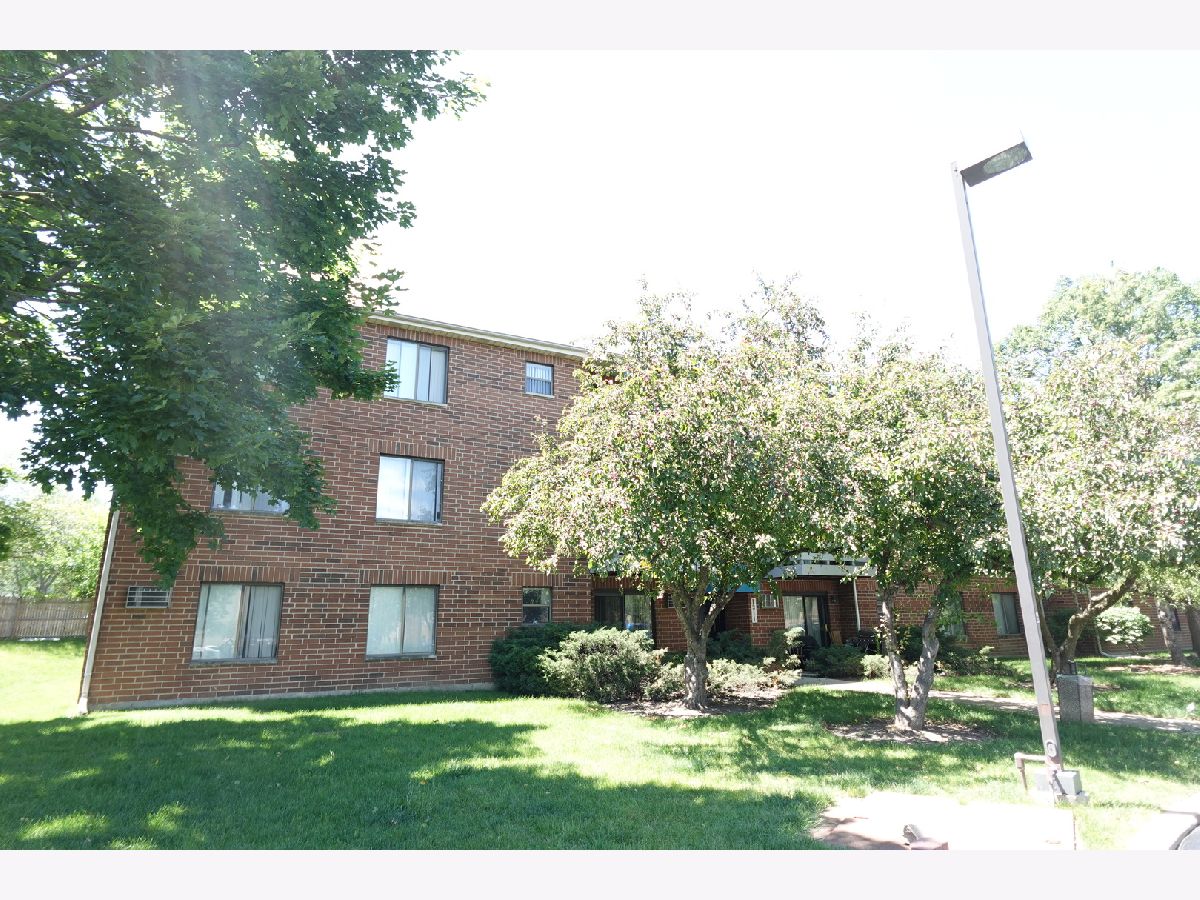 Condominiums For Sale Beacon Cove Palatine Illinois, 1303 Winslowe Drive
