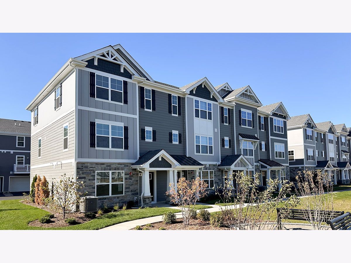 Condos & Townhomes For Sale Charlestowne Lakes St Charles Illinois, 418 Lakeshore Court