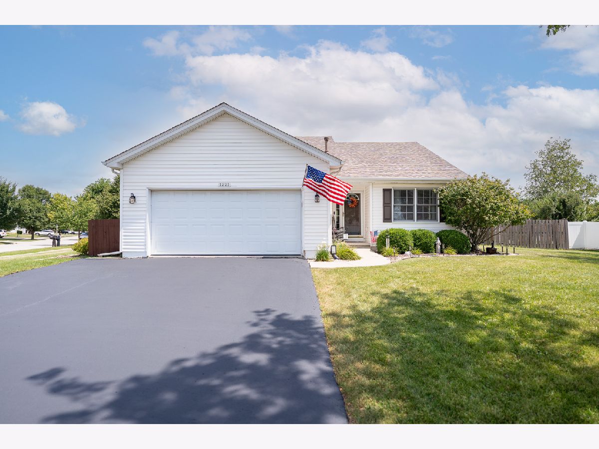Homes & Condos & Townhomes For Sale Fox Bend Shorewood Illinois, 1221 Glen Mor Drive