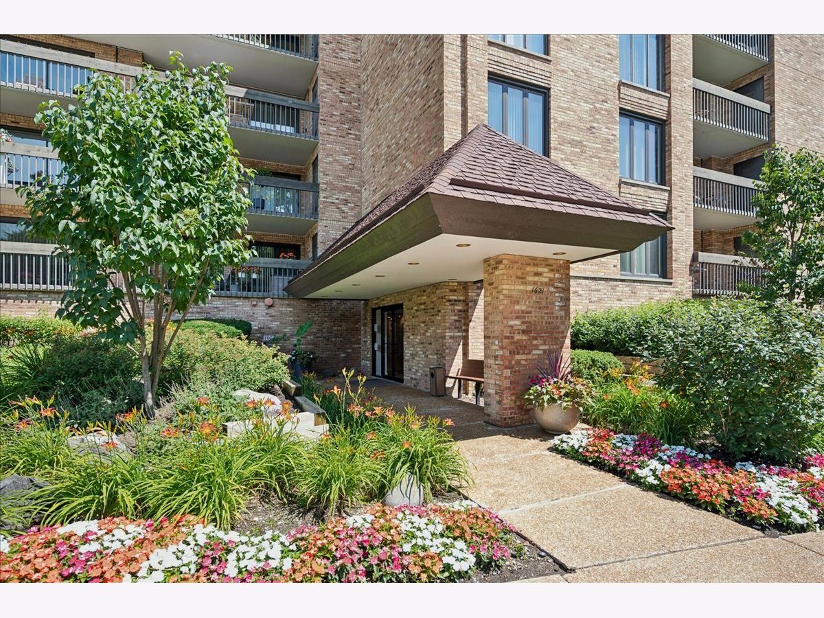  For Sale Northbrook Illinois, 1621 Mission Hills Road