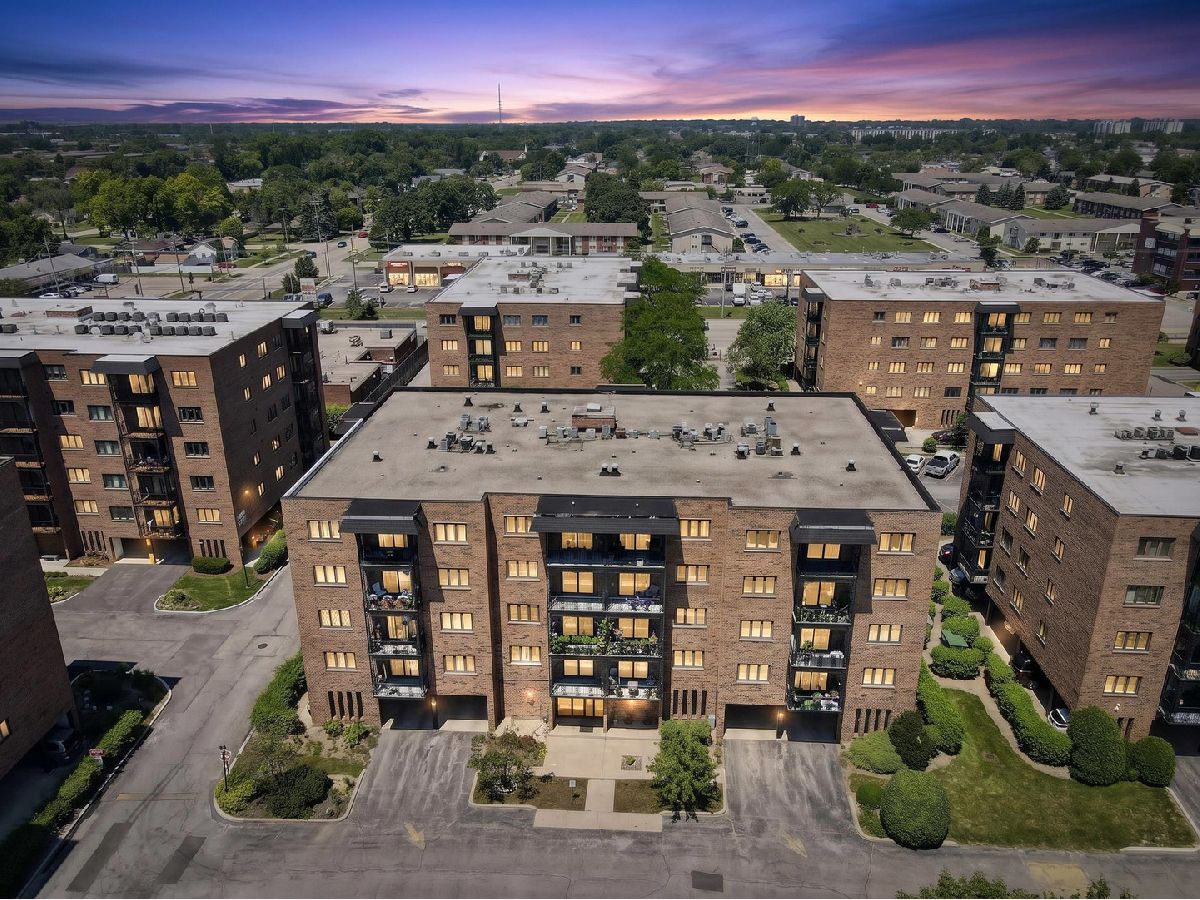 Condominiums For Sale Landings Des Plaines Illinois, 9374 Landings Street