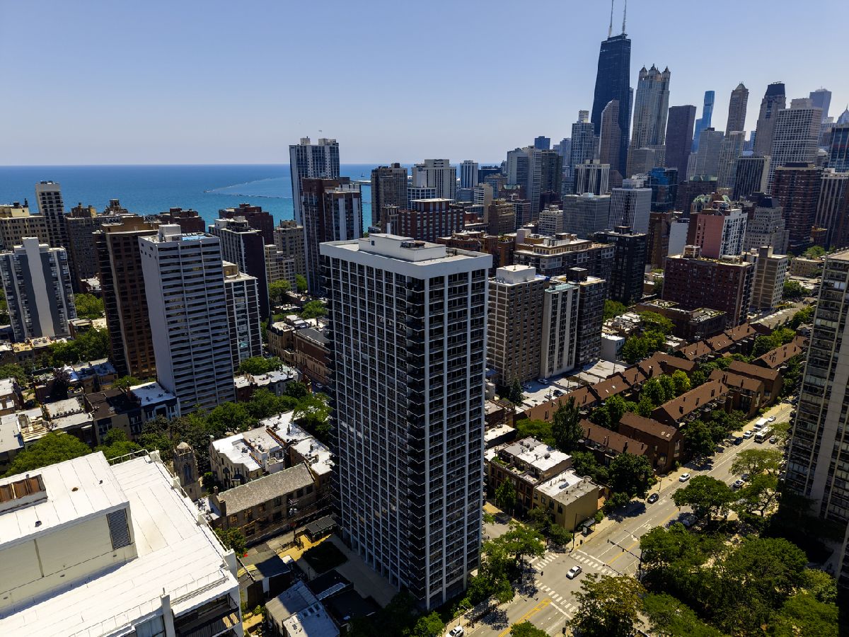 Condominiums For Sale Lowell House Chicago Illinois, 88 Schiller Street