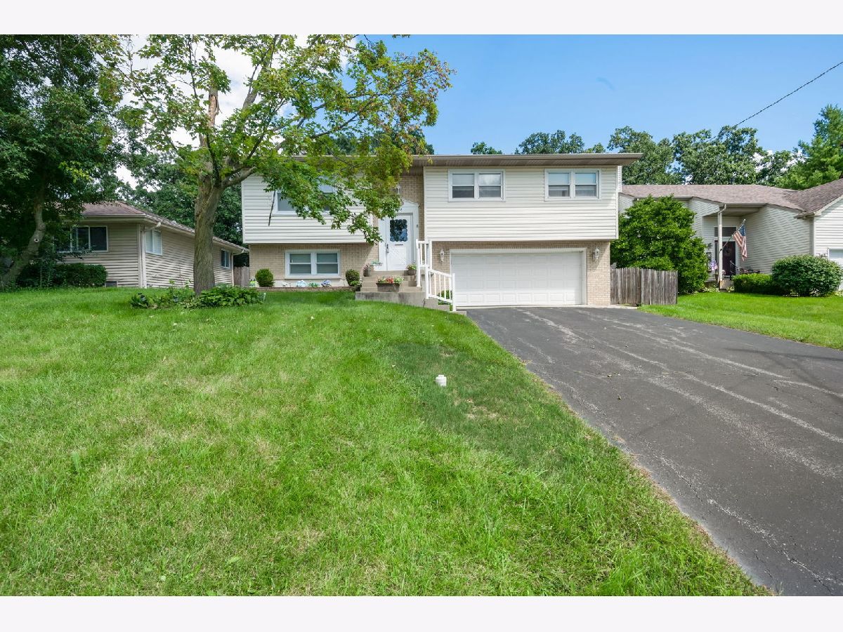  For Sale Lindenhurst Illinois, 706 Greenbriar Lane