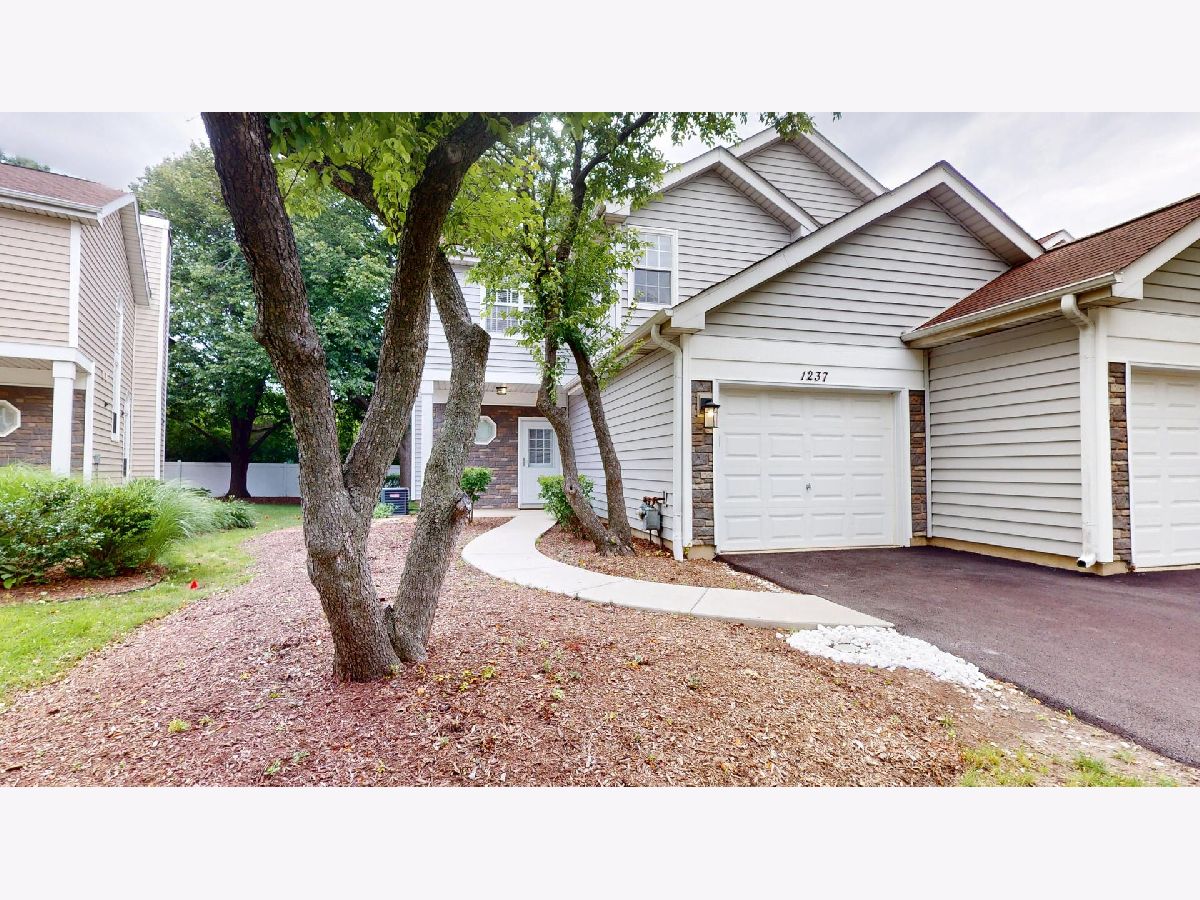 Townhomes & Condos Rented Wellington Court Schaumburg Illinois, 1237 Cranbrook