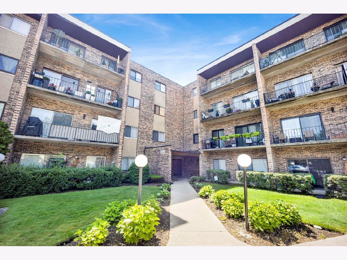 Condominiums For Sale Huntington Commons Mount Prospect Illinois, 725 Huntington Commons Road
