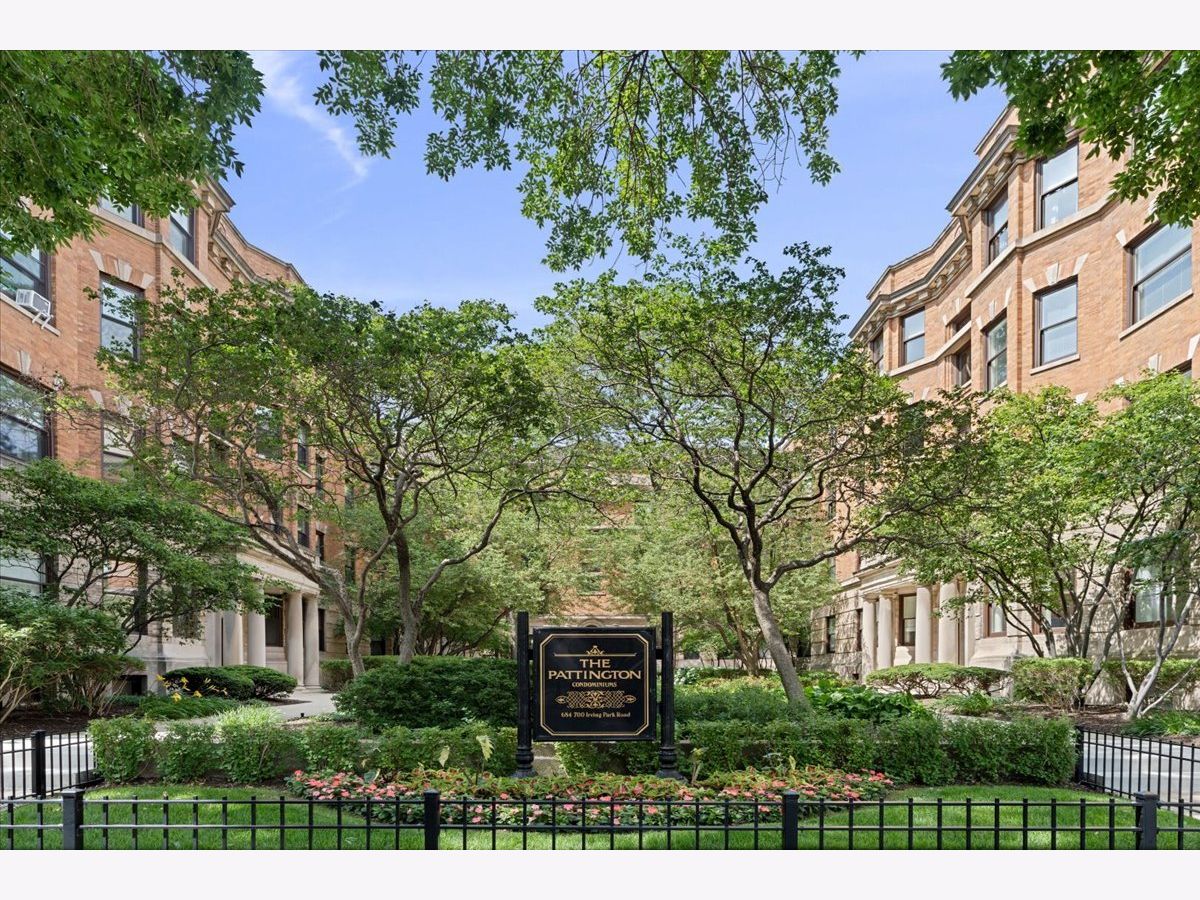 Condominiums For Sale The Pattington Chicago Illinois, 684 Irving Park Road