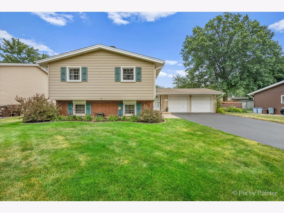  For Sale Crystal Lake Illinois, 641 Devonshire Lane