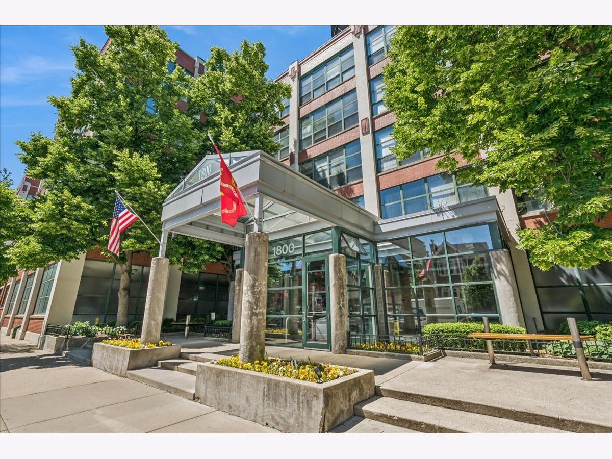  For Sale Chicago Illinois, 1800 Roscoe Street