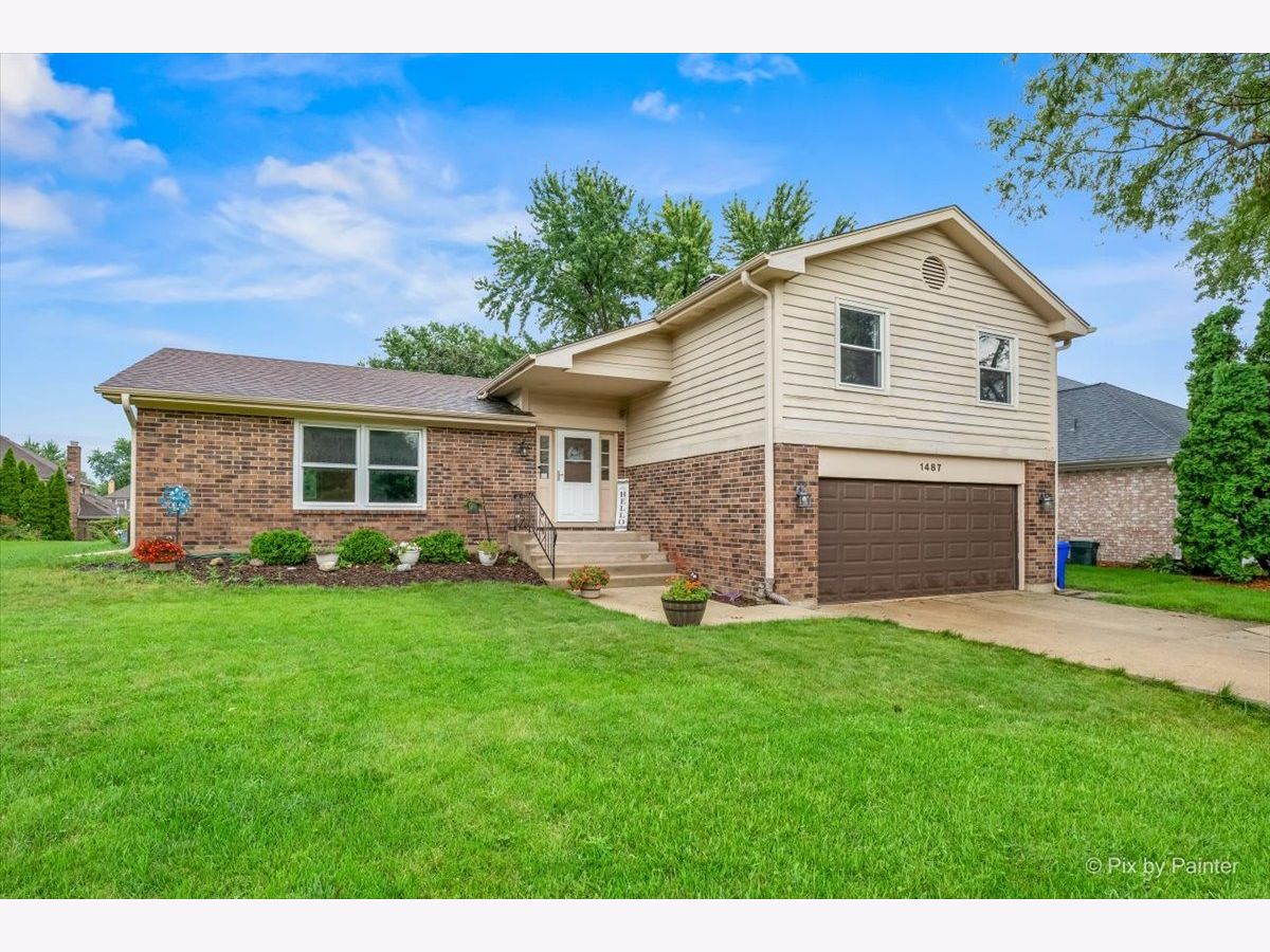Condos & Townhomes & Homes Sold Briarcliffe Knolls Wheaton Illinois, 1487 Castlewood