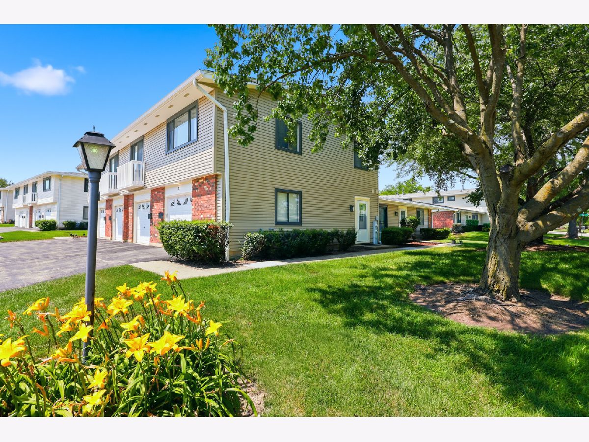 Townhomes & Condos & Homes For Sale Fairfield Bloomingdale Illinois, 127 Fairlane Court