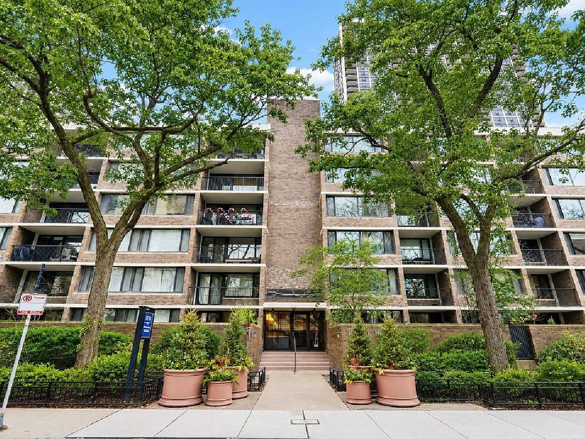 Condos & Townhomes For Rent Sandburg Village Chicago Illinois, 1555 Sandburg